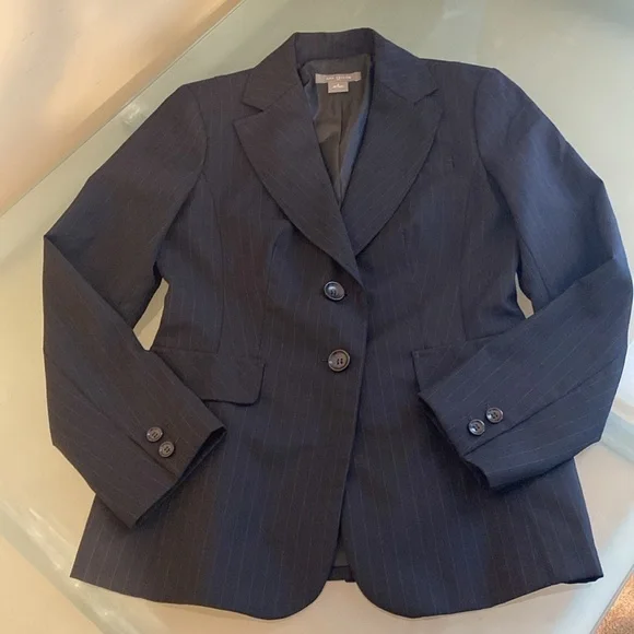Ann Taylor Blazer Ann Taylor Pinstripe Blazer in WOOL BLend Size 2 - Picture 4 of 8